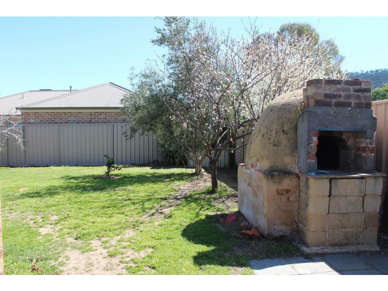 25 Kurrajong Crescent, West Albury NSW 2640