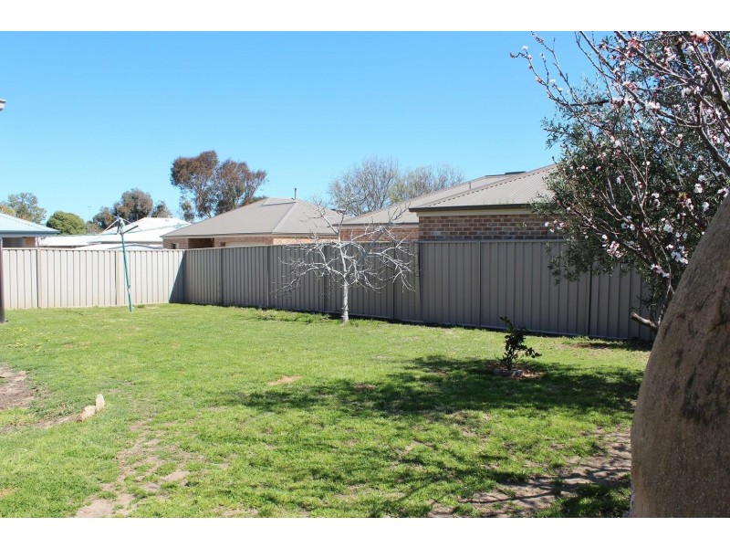 25 Kurrajong Crescent, West Albury NSW 2640