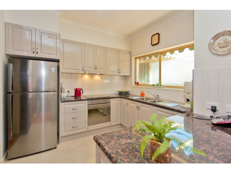 2/577 Webb Street Street, Lavington NSW 2641