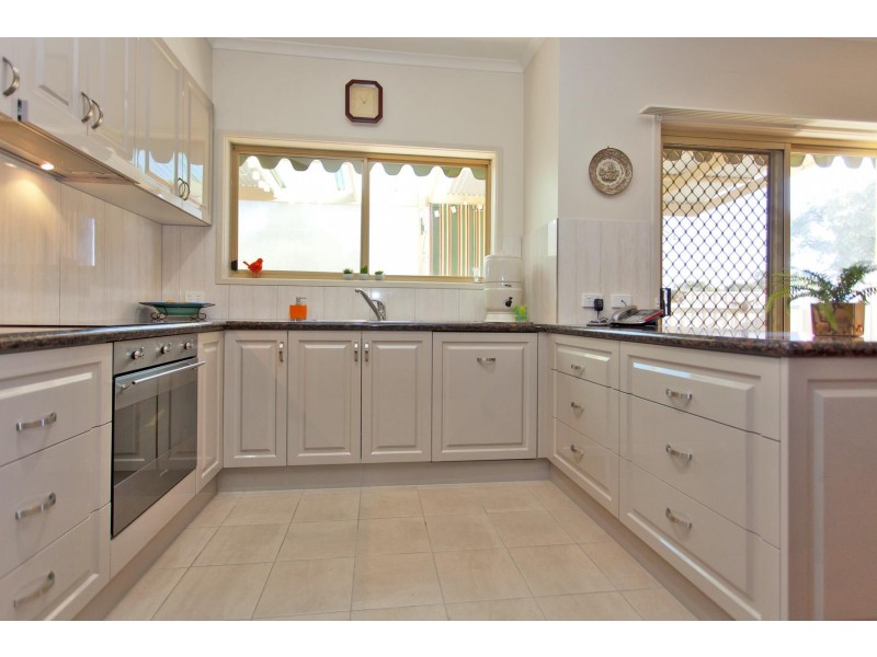 2/577 Webb Street Street, Lavington NSW 2641