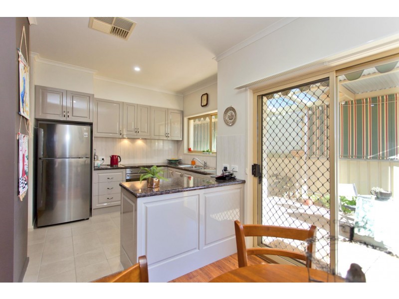 2/577 Webb Street Street, Lavington NSW 2641