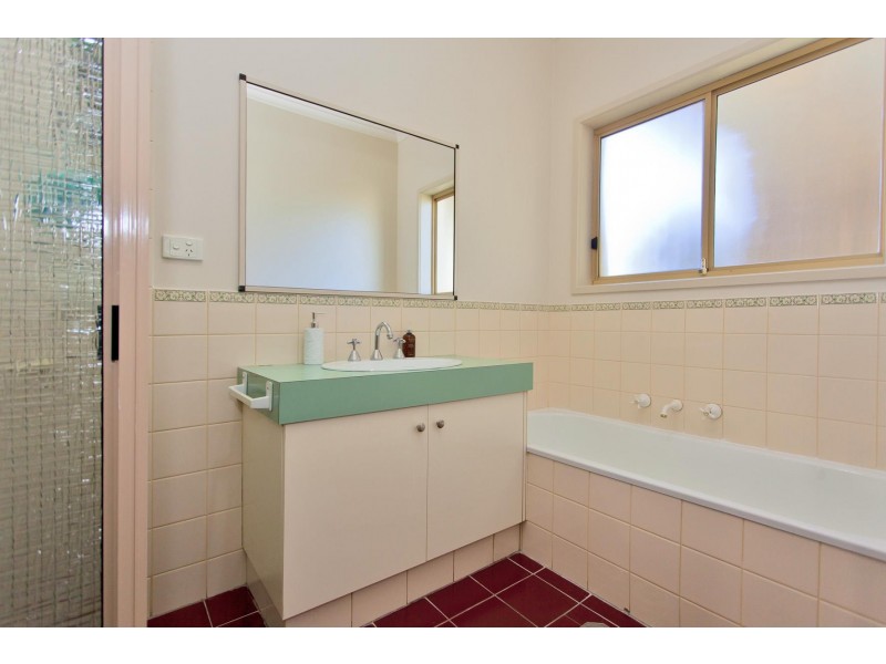 2/577 Webb Street Street, Lavington NSW 2641