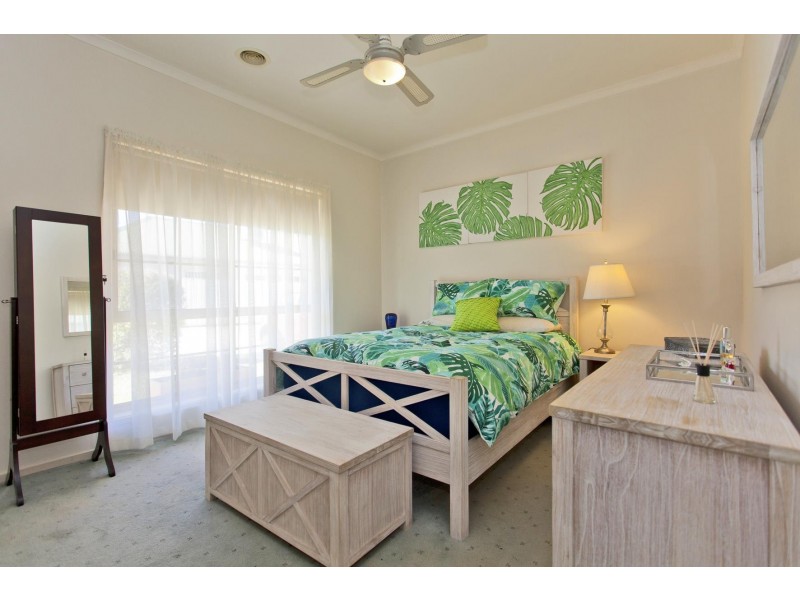 2/577 Webb Street Street, Lavington NSW 2641