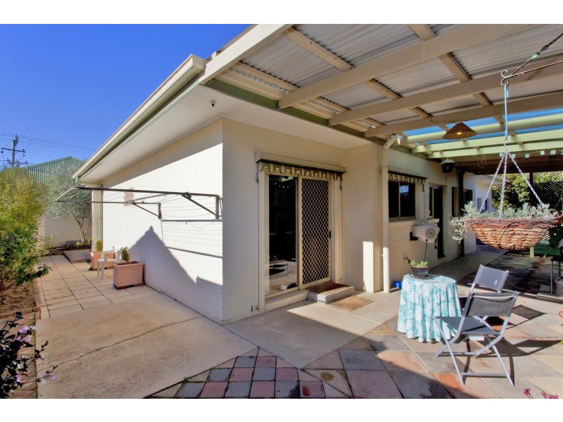 2/577 Webb Street Street, Lavington NSW 2641