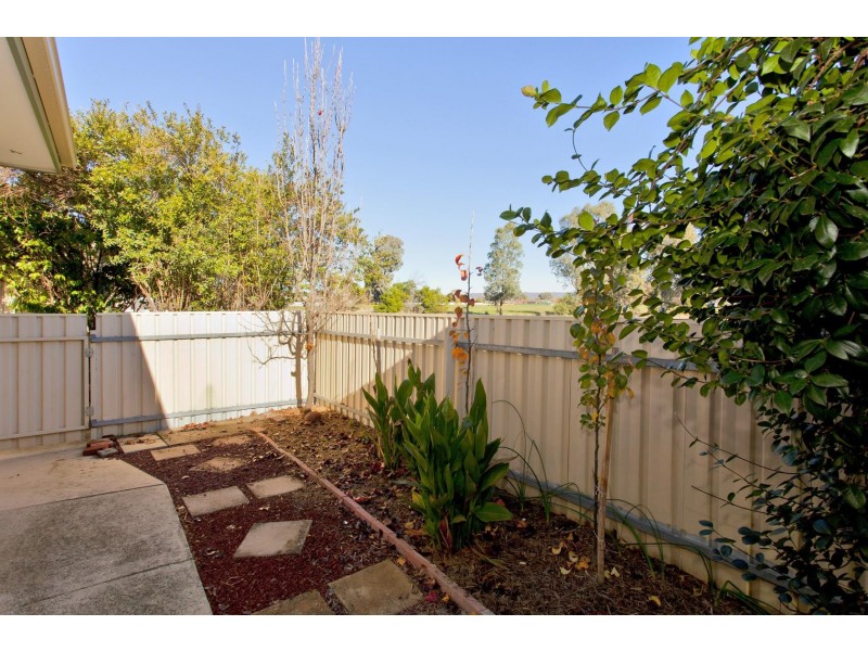 2/577 Webb Street Street, Lavington NSW 2641