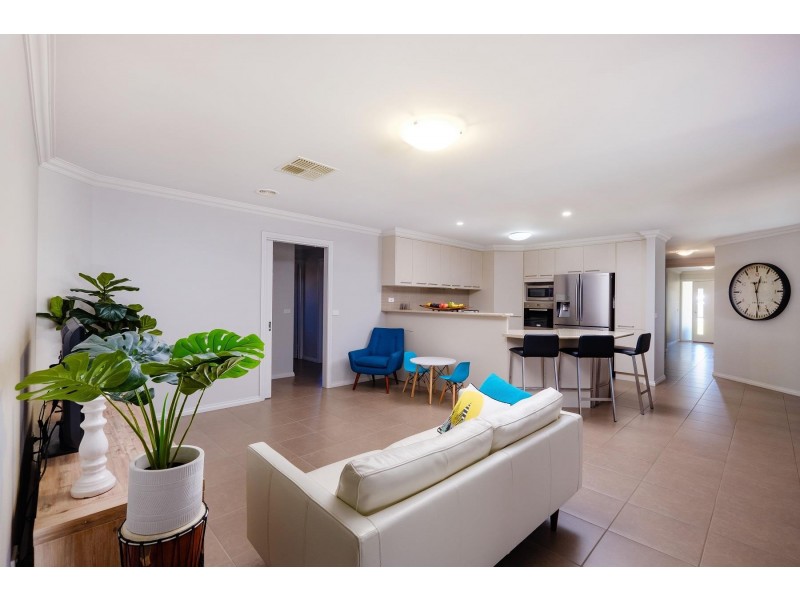 54 Honeyeater Circuit, Thurgoona NSW 2640