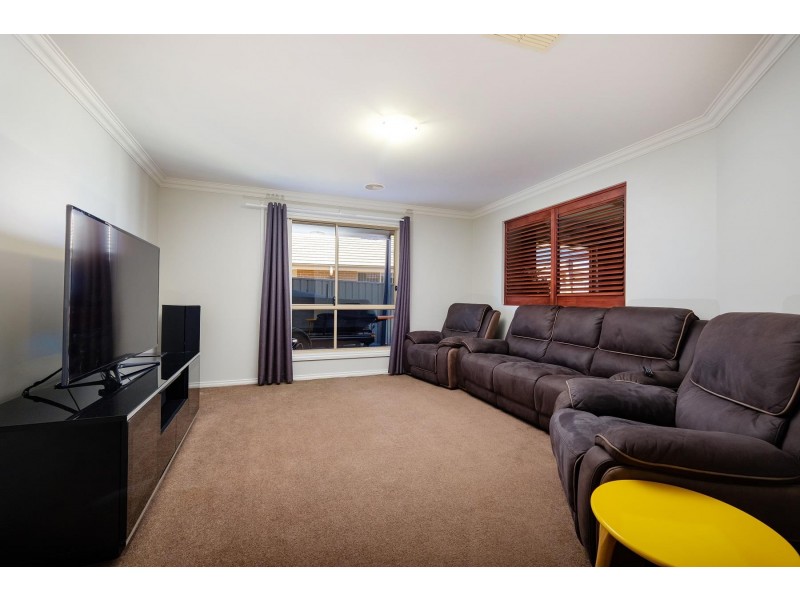 54 Honeyeater Circuit, Thurgoona NSW 2640