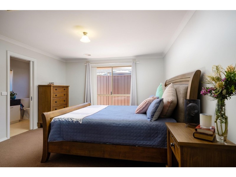 54 Honeyeater Circuit, Thurgoona NSW 2640