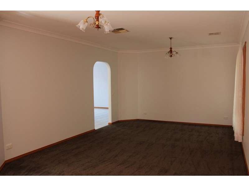 549 Iluka Crescent, Lavington NSW 2641