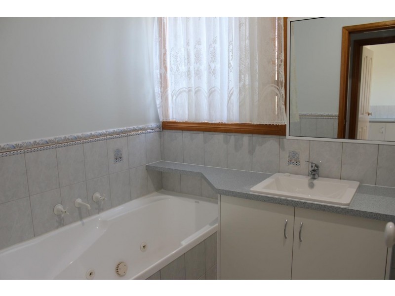 549 Iluka Crescent, Lavington NSW 2641
