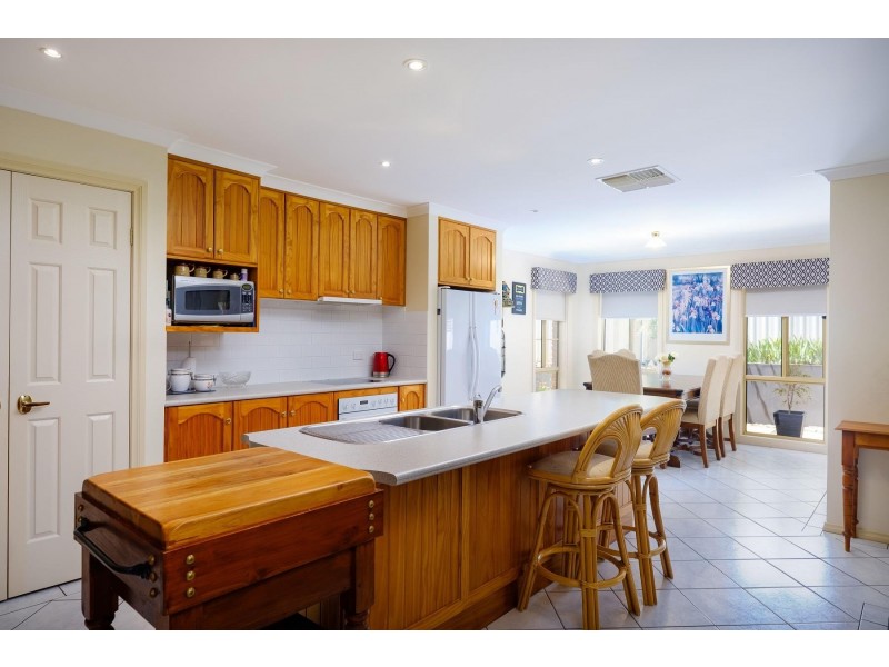 28 Keatinge Court, Lavington NSW 2641