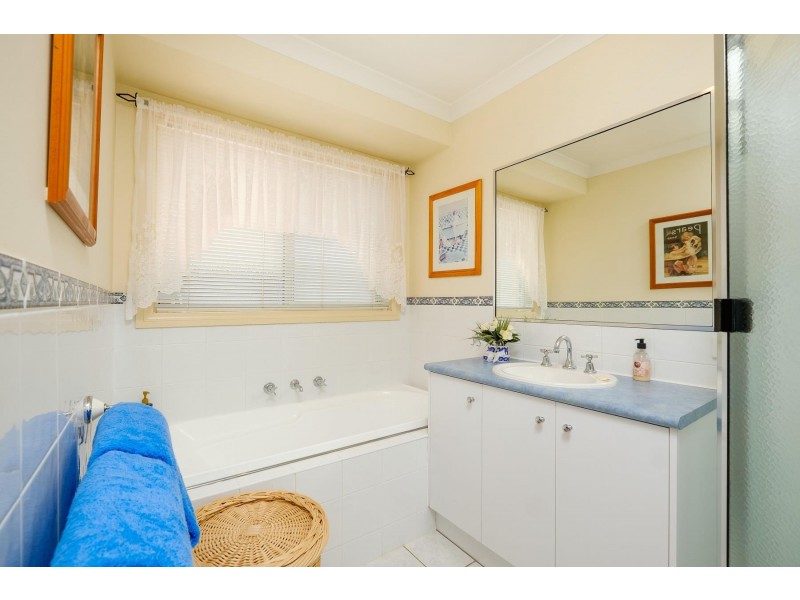 28 Keatinge Court, Lavington NSW 2641