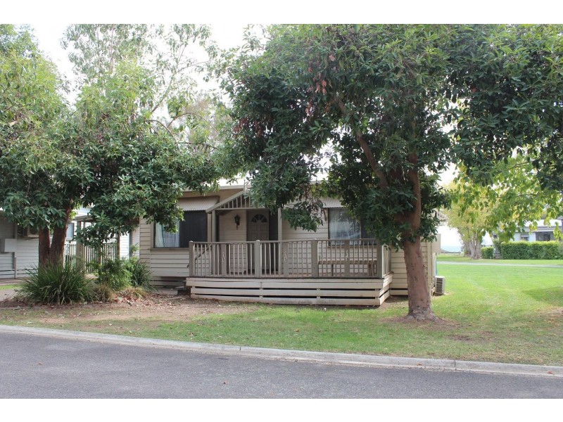 14 Brush Box  Street, Lake Hume Village NSW 3691