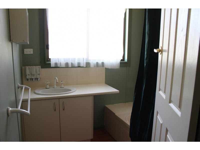 14 Brush Box  Street, Lake Hume Village NSW 3691