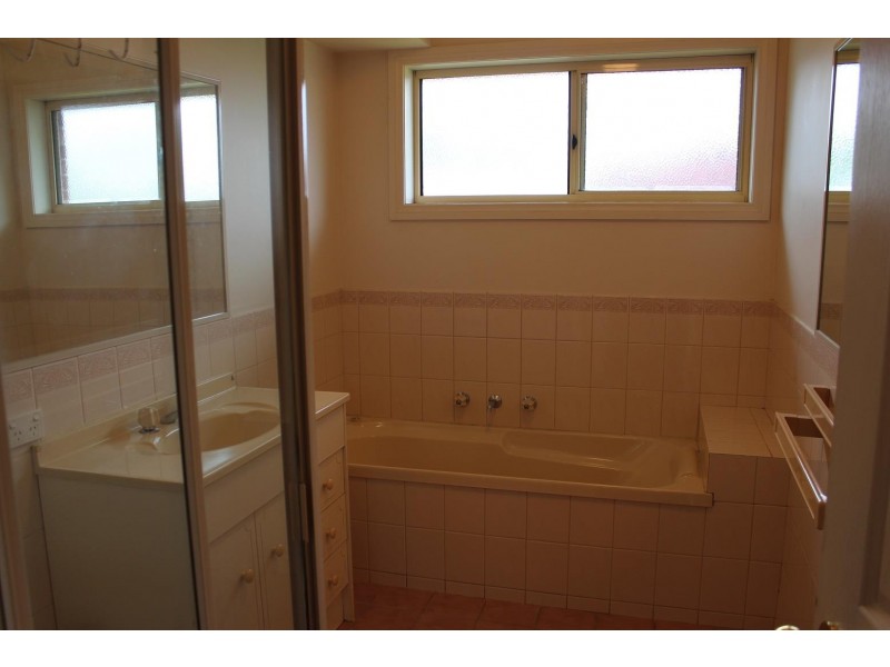 2/508 Kemp Street, Lavington NSW 2641