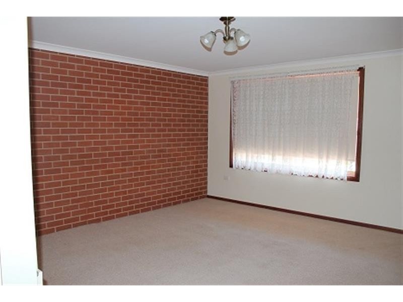 2/16 Keatinge Court, Lavington NSW 2641