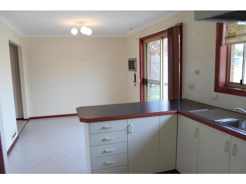 2/16 Keatinge Court, Lavington NSW 2641