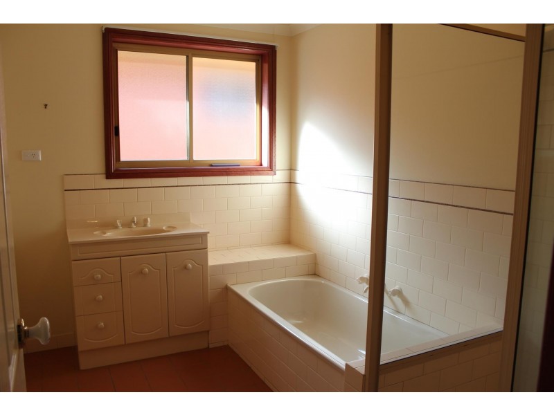 2/16 Keatinge Court, Lavington NSW 2641