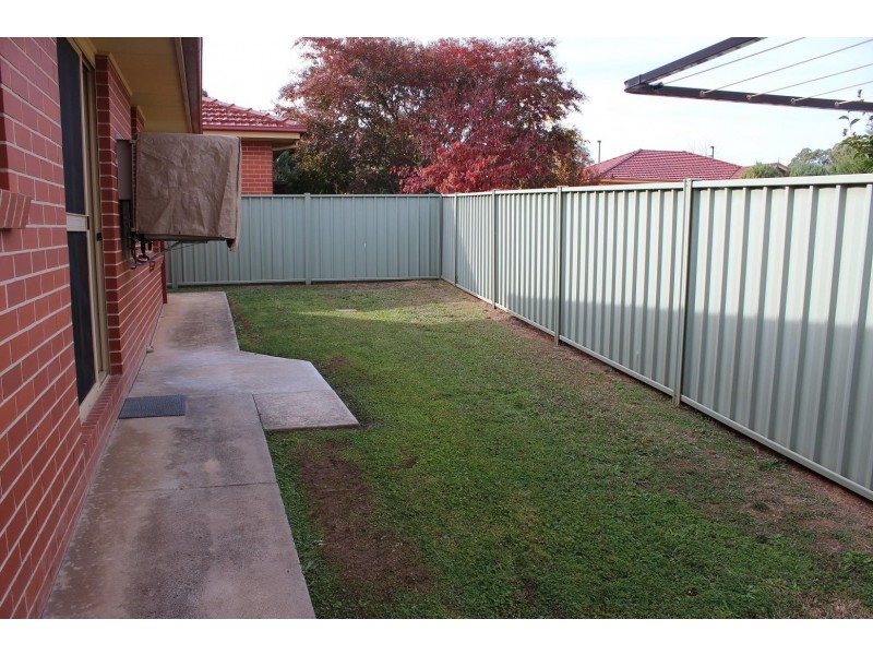 2/16 Keatinge Court, Lavington NSW 2641