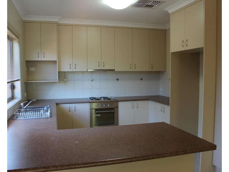 2/547 Hague Street, Lavington NSW 2641