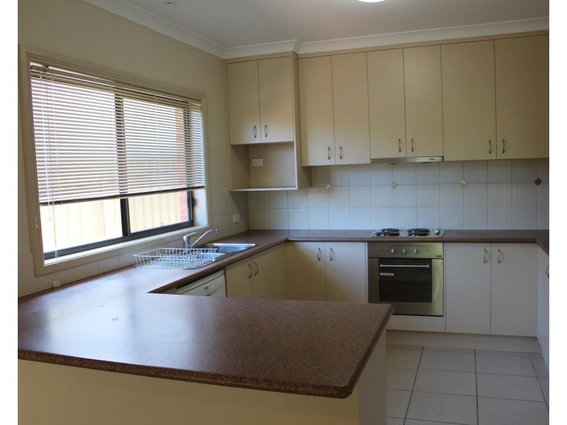 2/547 Hague Street, Lavington NSW 2641