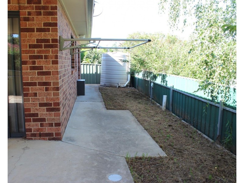 2/547 Hague Street, Lavington NSW 2641