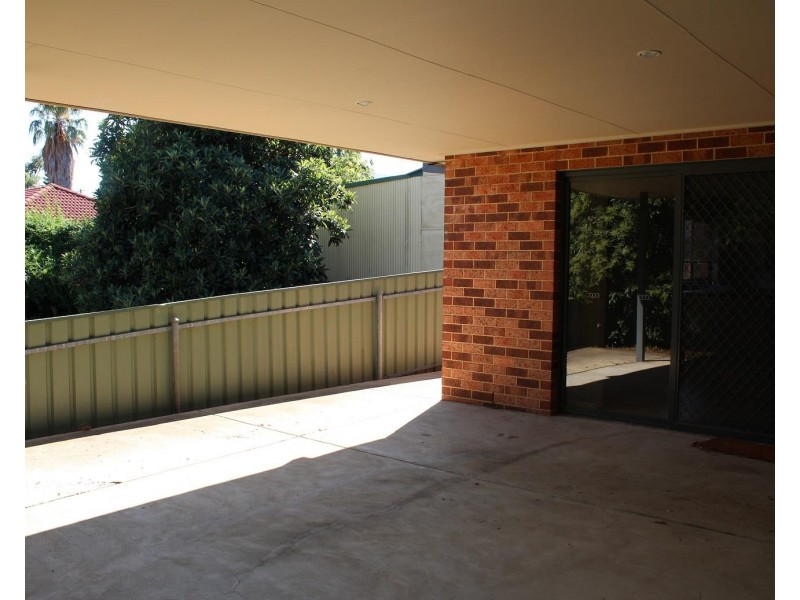 2/547 Hague Street, Lavington NSW 2641