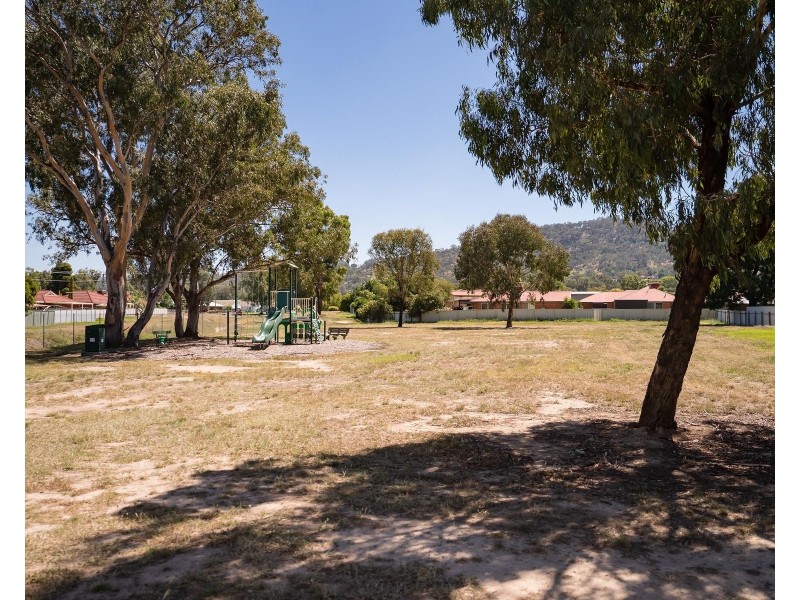 21 MCMASTER Avenue, Lavington NSW 2641