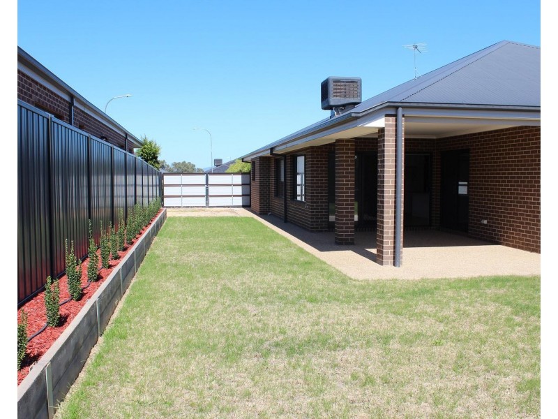 9 CLEARWATER Place, Thurgoona NSW 2640