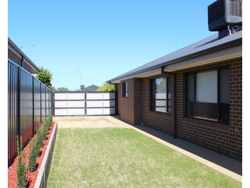 9 CLEARWATER Place, Thurgoona NSW 2640