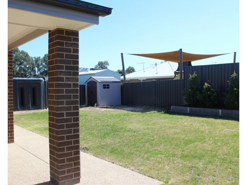 9 CLEARWATER Place, Thurgoona NSW 2640