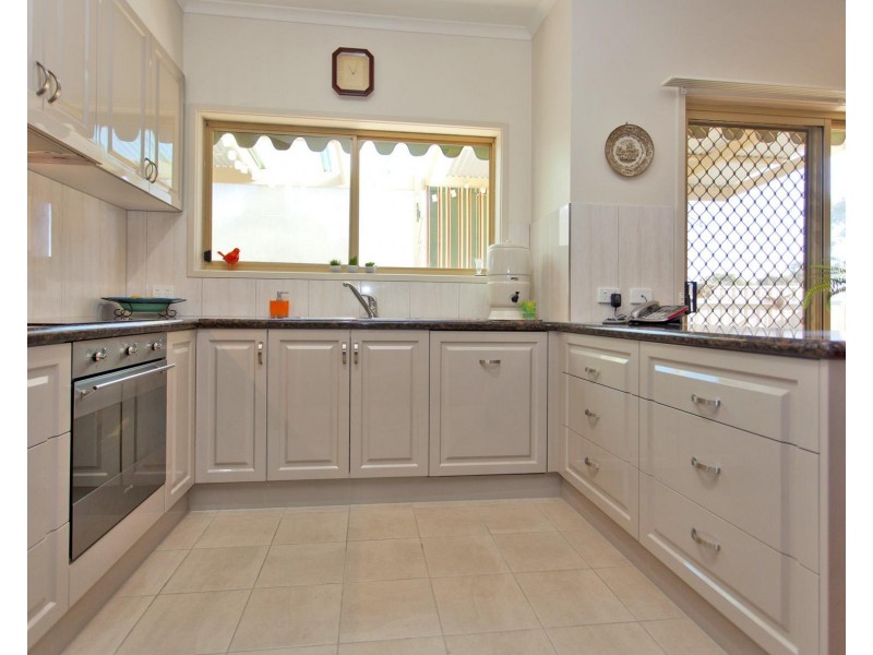 2/577 Webb Street Street, Lavington NSW 2641