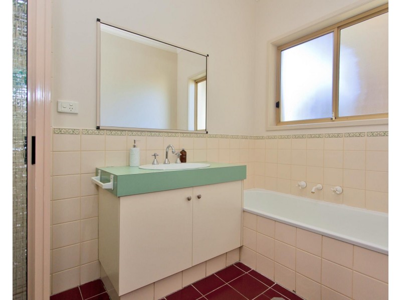 2/577 Webb Street Street, Lavington NSW 2641