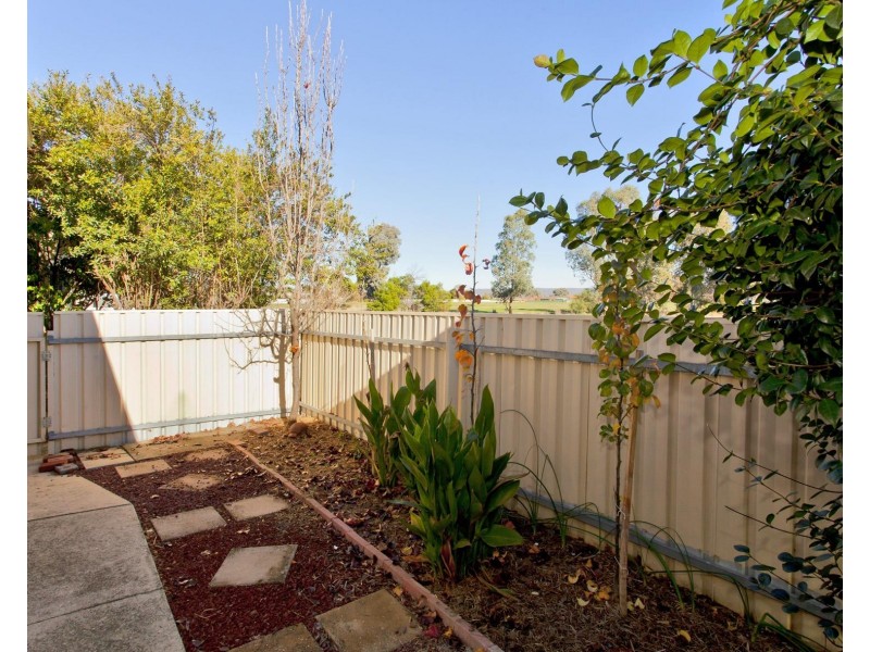 2/577 Webb Street Street, Lavington NSW 2641