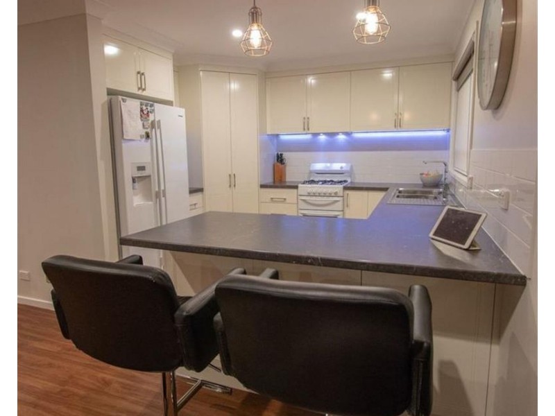 4 GRAETZ Court, Lavington NSW 2641