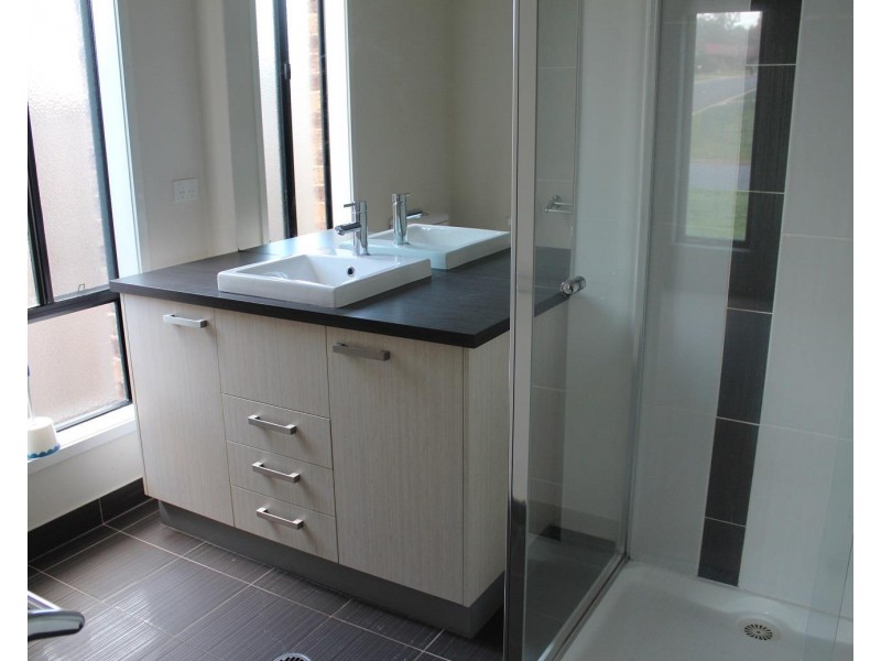 25 Kurrajong Crescent, West Albury NSW 2640