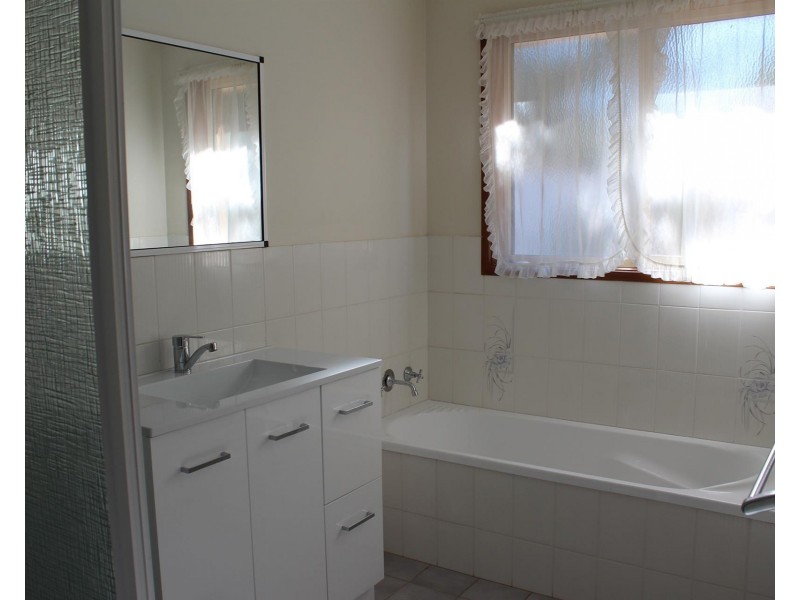 2/10 Kimberley Court, Lavington NSW 2641