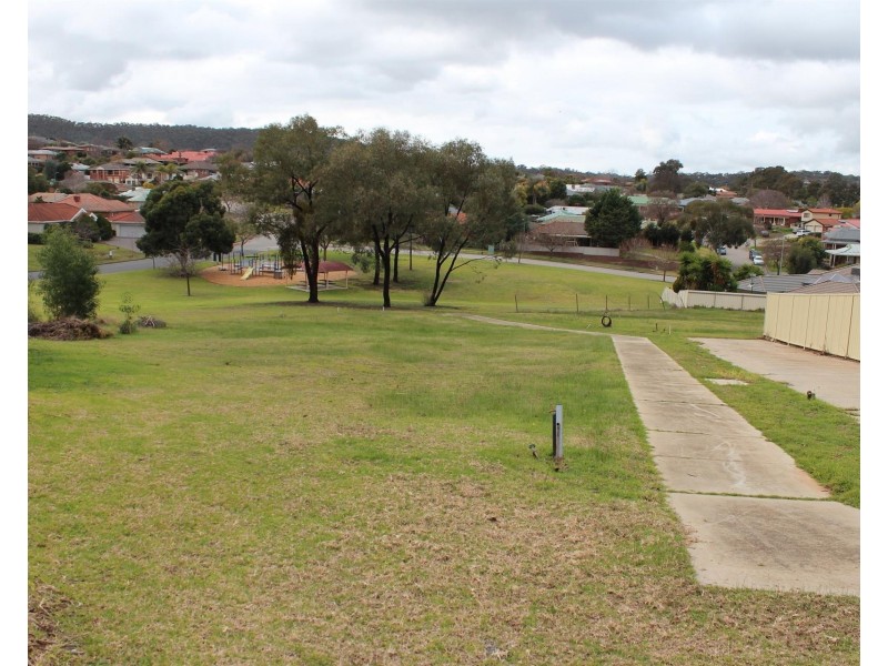 16 CHATTERTON Place, West Albury NSW 2640