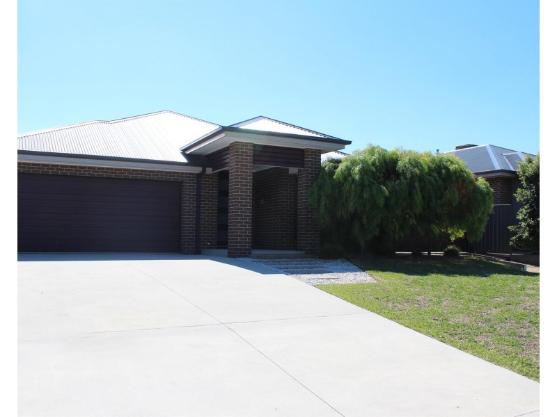 9 Clearwater Place, Thurgoona NSW 2640