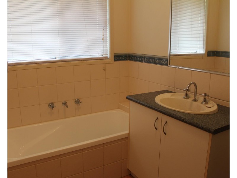 63 Kurrajong Crescent, West Albury NSW 2640