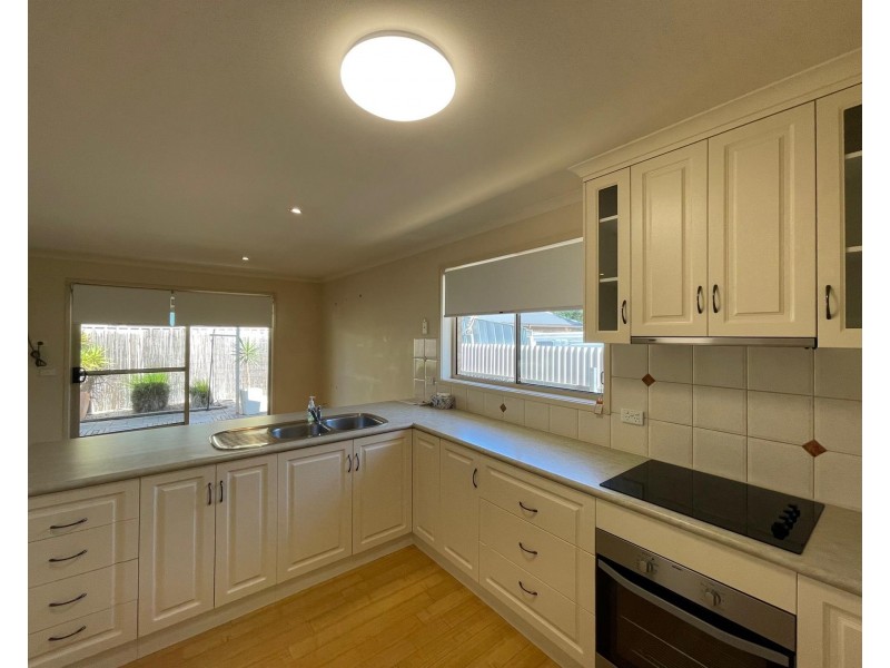 4/460 Parnall Street, Lavington NSW 2641