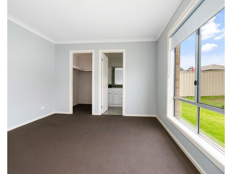 6 BLACKET Place, Hamilton Valley NSW 2641