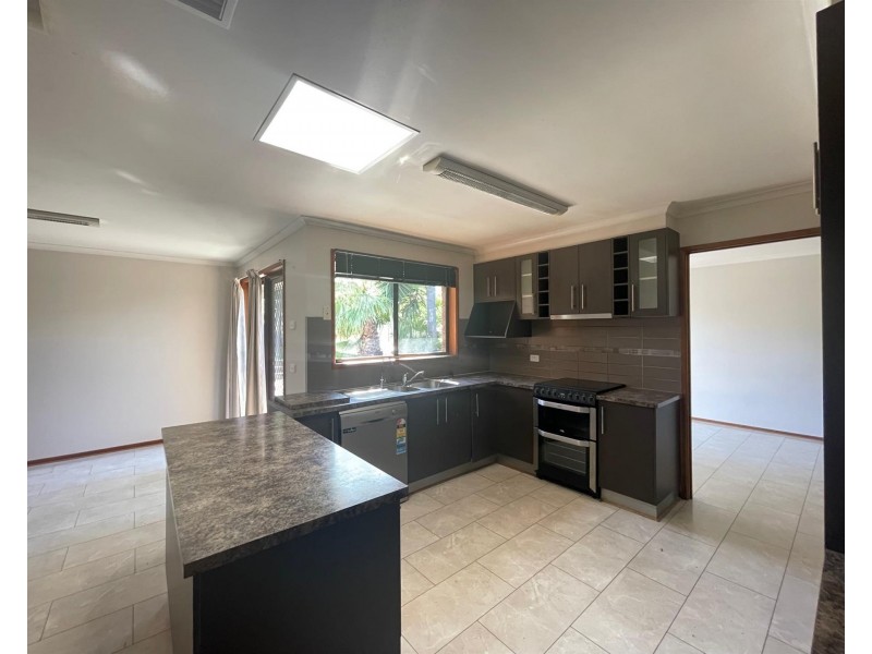 4 Benn Crescent, West Albury NSW 2640