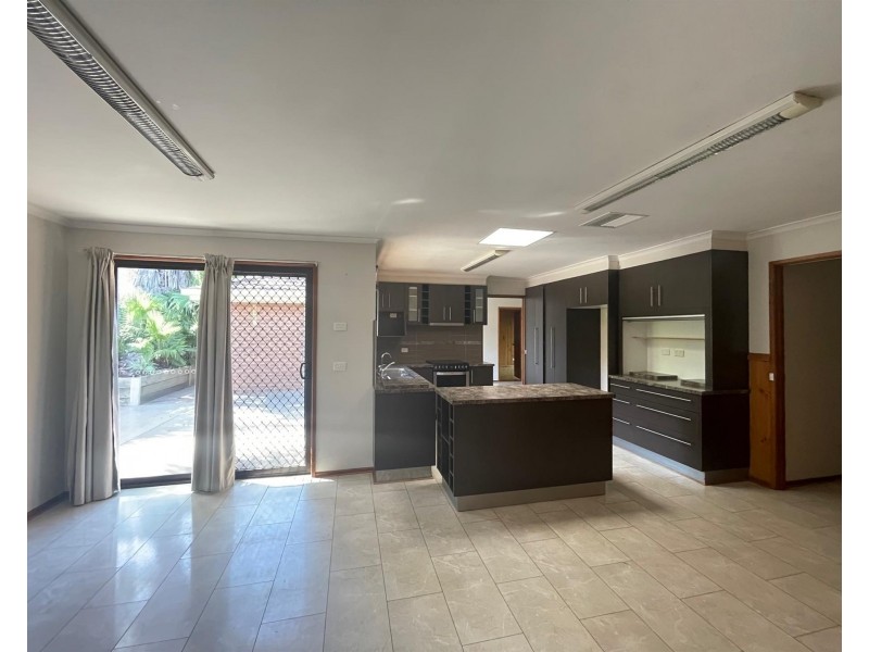 4 Benn Crescent, West Albury NSW 2640