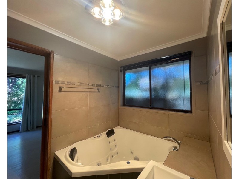 4 Benn Crescent, West Albury NSW 2640