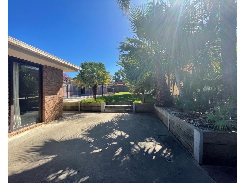 4 Benn Crescent, West Albury NSW 2640