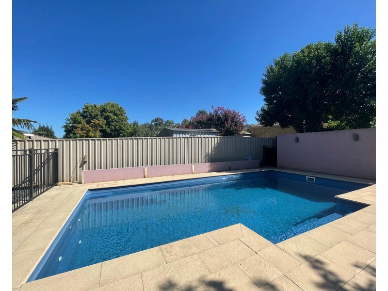 4 Benn Crescent, West Albury NSW 2640