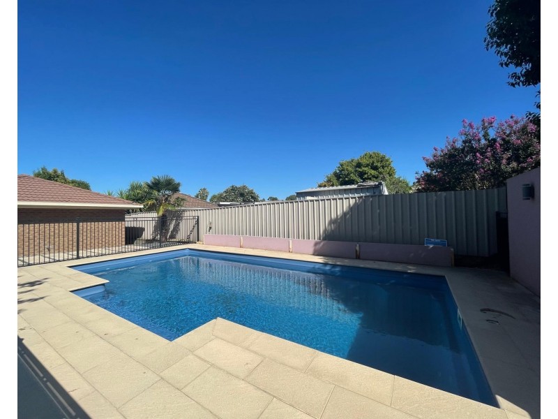 4 Benn Crescent, West Albury NSW 2640