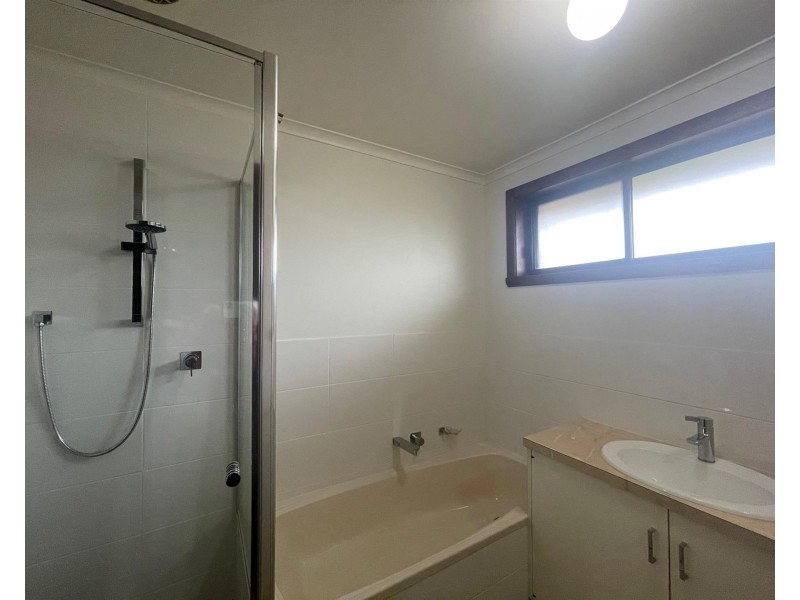 2/481 Neville Street, Lavington NSW 2641