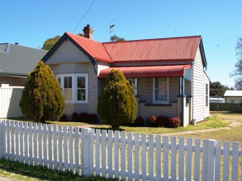 81 Bridge St, Uralla NSW 2358